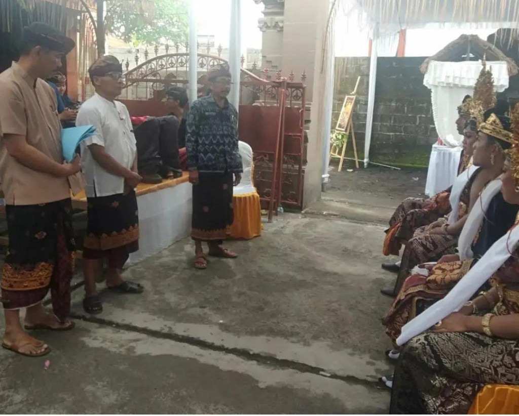 Dua Mempelai Sekaligus, Menerima KK Baru, Akta Perkawinan, dan KTP Baru di serahkan oleh Pemerintah Desa Dalung